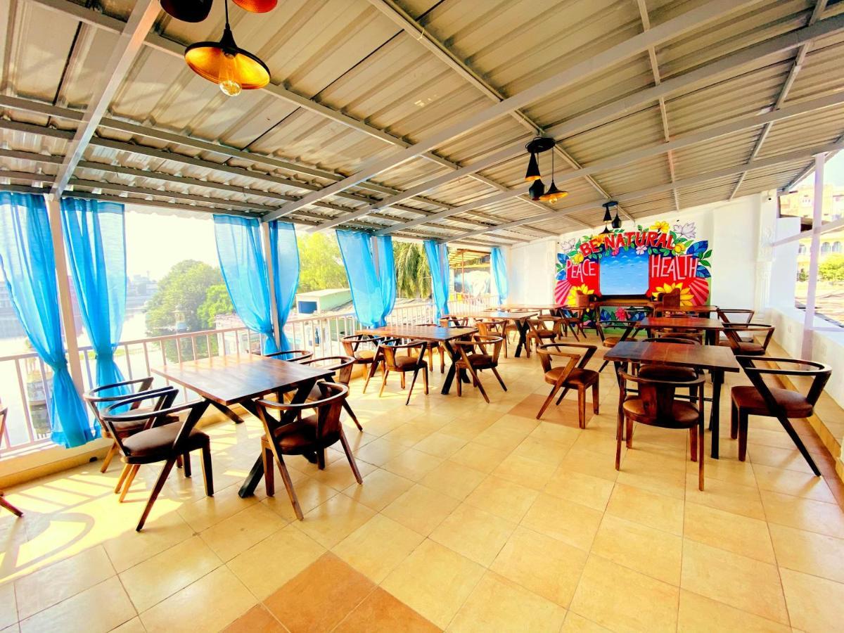 Natural Lake View Hotel Udaipur Esterno foto