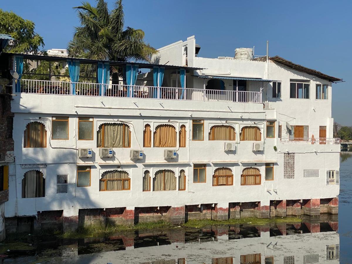 Natural Lake View Hotel Udaipur Esterno foto