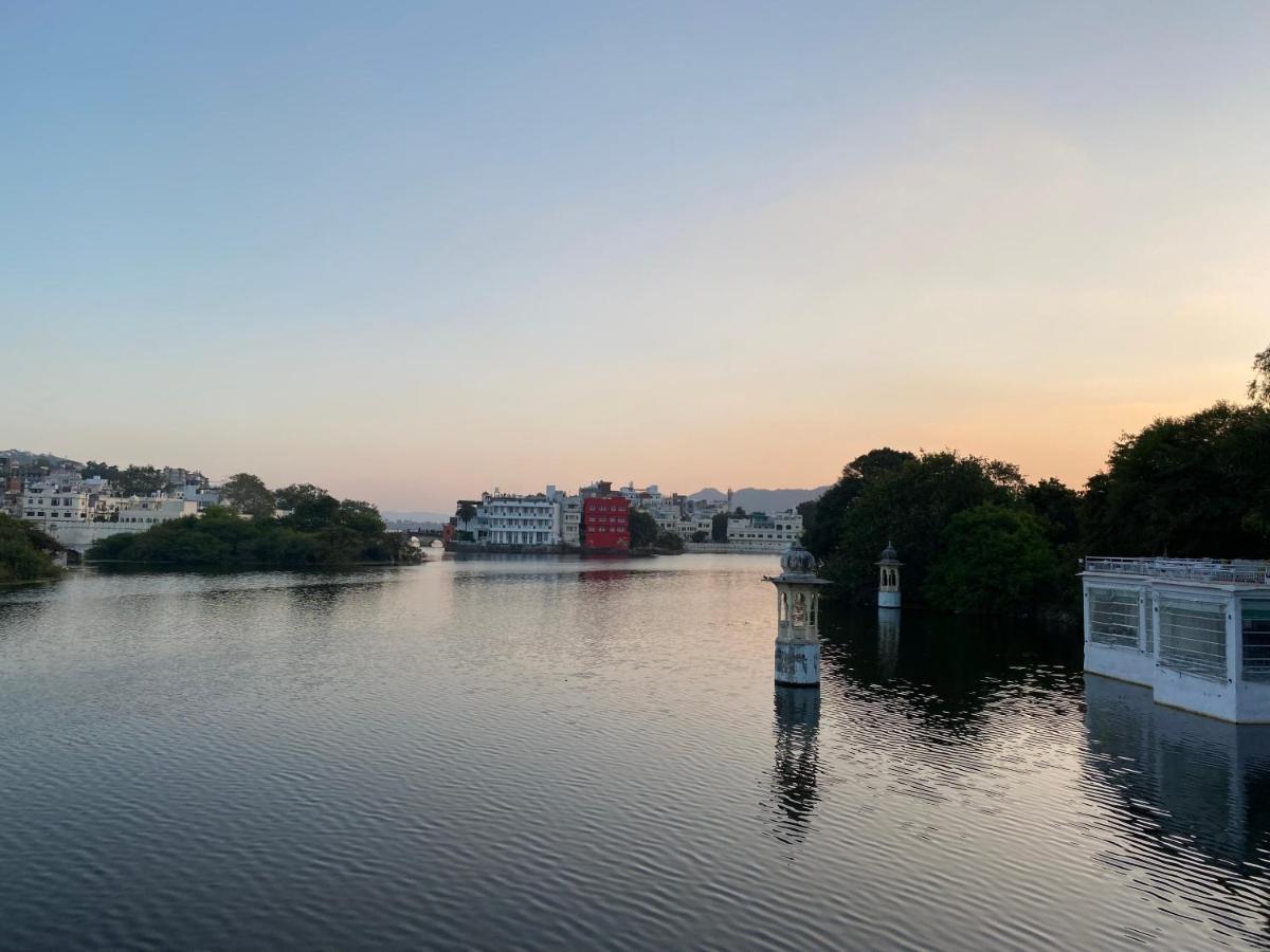 Natural Lake View Hotel Udaipur Esterno foto