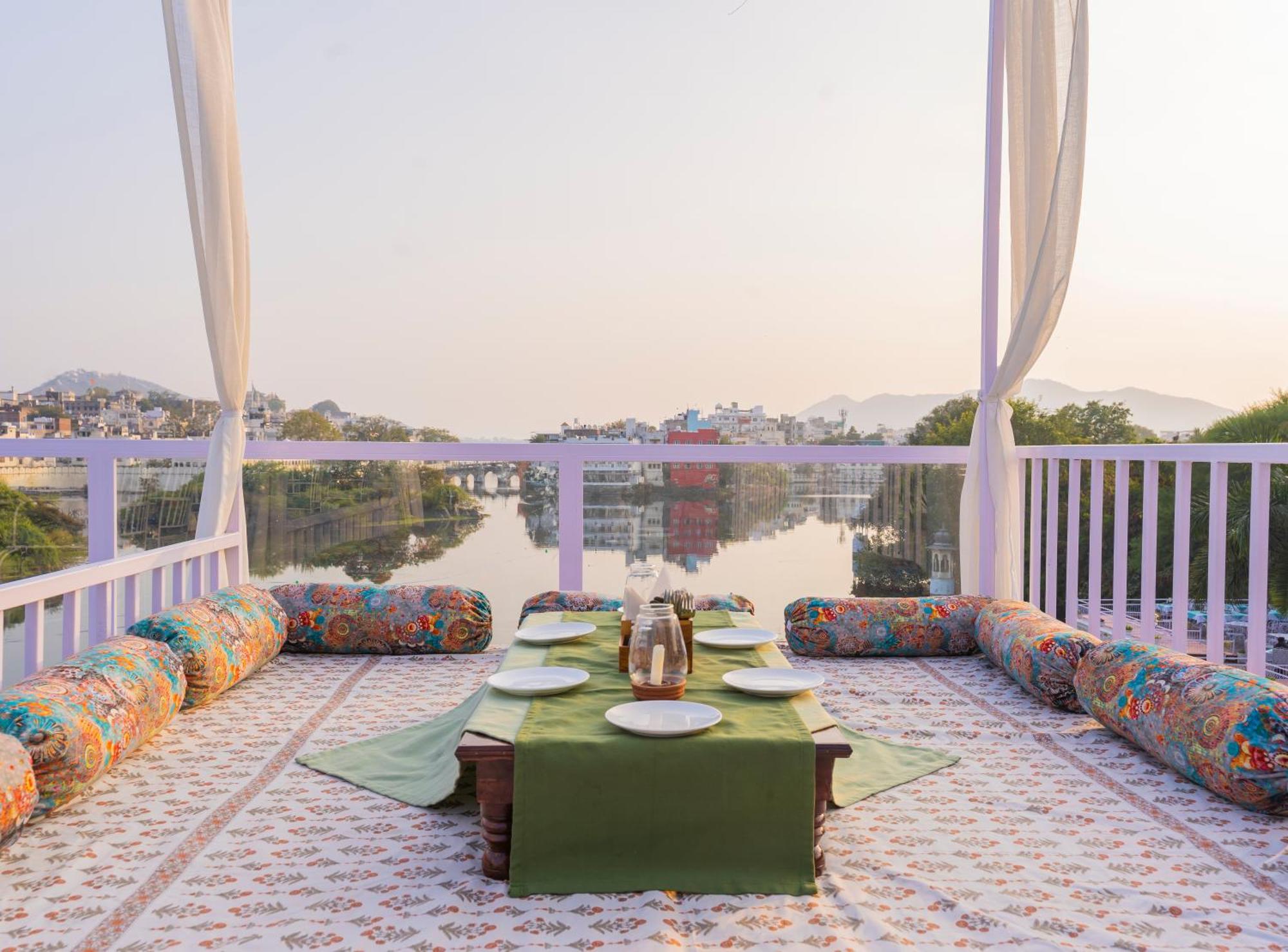 Natural Lake View Hotel Udaipur Esterno foto
