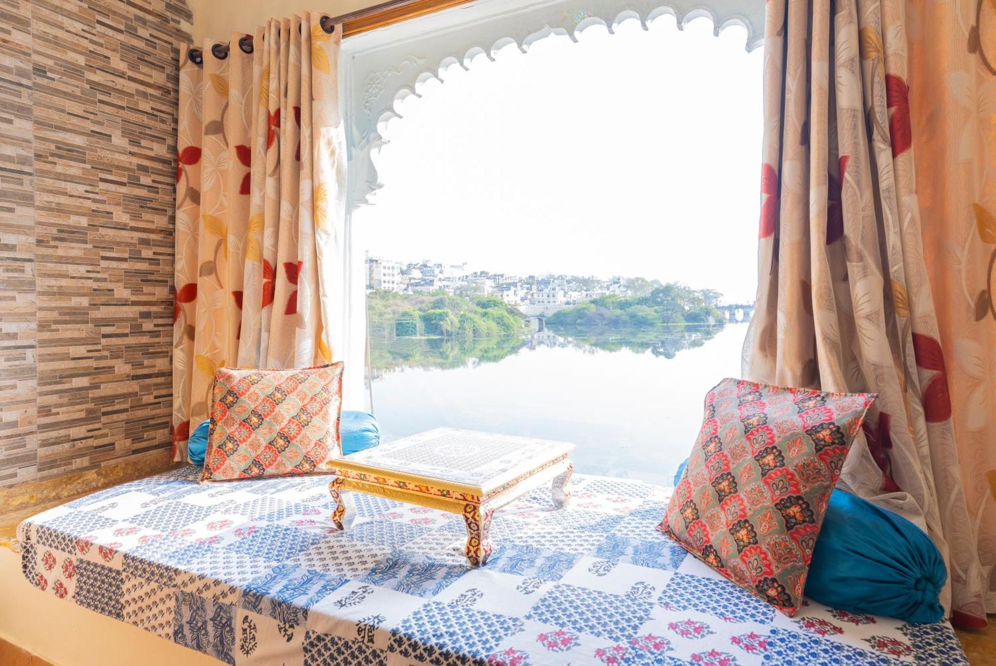 Natural Lake View Hotel Udaipur Esterno foto
