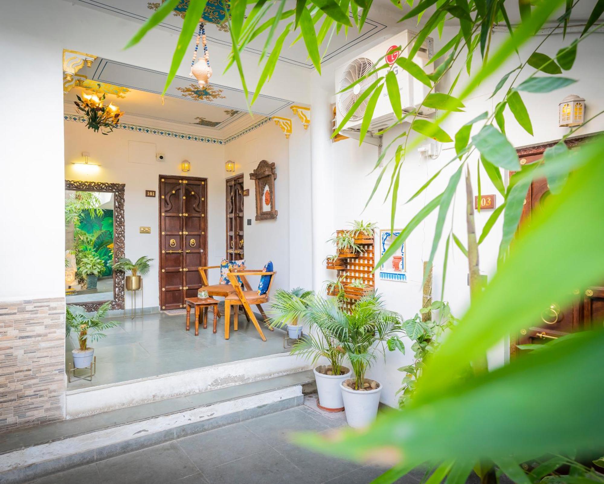 Natural Lake View Hotel Udaipur Esterno foto
