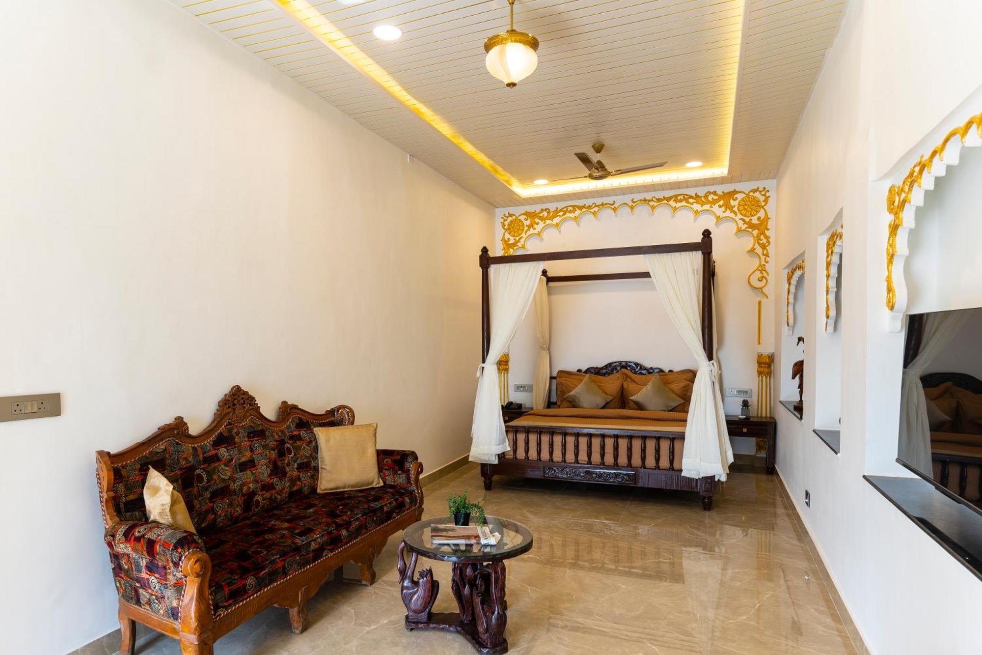 Natural Lake View Hotel Udaipur Esterno foto