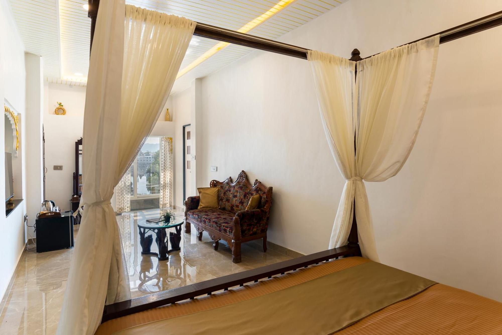 Natural Lake View Hotel Udaipur Esterno foto